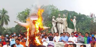 বঙ্গবন্ধুর ভাস্কর্য নির্মাণের বিরোধিতাকারী মামুনুল হক ও ফয়জুল করীমের কুশপুত্তলিকাদাহ, শাহবাগ অবরোধ
