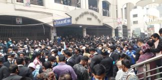 আইনজীবীকে আটক রাখার জের; ঢাকার সিএমএম আদালতে বিচারকের অপসারণ দাবিতে আইনজীবীদের বিক্ষোভ, আদালতে তালা