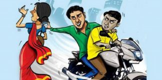ছিনতাইকারীর হ্যাঁচকা টানে রিকশা থেকে পড়ে নারীর মৃত্যু