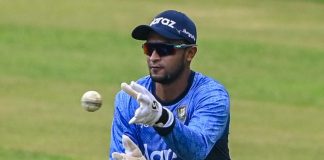 পৌনে ছয় কোটি টাকা ক্ষতিপূরণ চেয়ে বাংলালিংক ও যমুনা ব্যাংককে সাকিবের লিগ্যাল নোটিশ