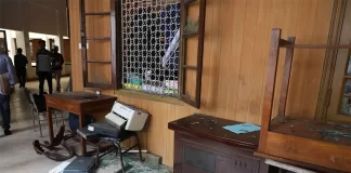 সুপ্রিম কোর্ট বারে আওয়ামী লীগ ও বিএনপিপন্থী আইনজীবীদের হাতাহাতি, ভাঙচুর